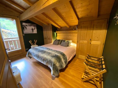 A bed or beds in a room at Chalet Megeve, idéal familles proche ski et centre village