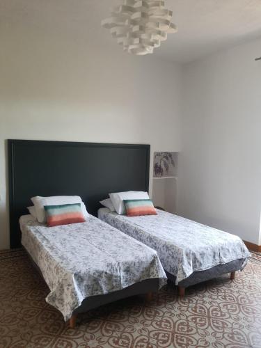 deux lits côte à côte dans une pièce dans l'établissement Ventoux Apartments, à Puyméras
