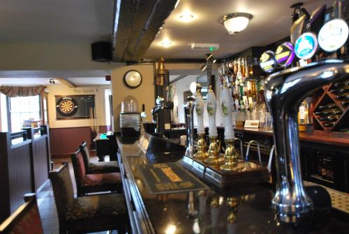 um bar com um balcão longo num pub em the punchbowl hotel em Kendal
