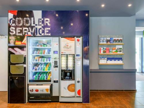 - un réfrigérateur avec un panneau de service rafraîchissant dans un magasin dans l'établissement ibis budget Winterthur, à Winterthour