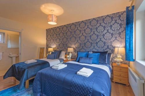 A bed or beds in a room at Town Square Townhouse - Best Location in Galway