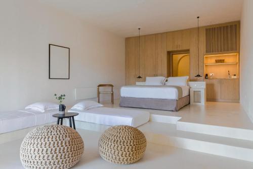 1 Schlafzimmer mit 2 Betten und 2 Ottomanen in der Unterkunft Luxury Villa Akes - Elegance Home in Isterni