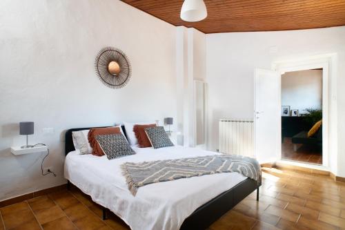 um quarto com uma cama e um espelho na parede em Borgo Hospitality em San Piero a Sieve