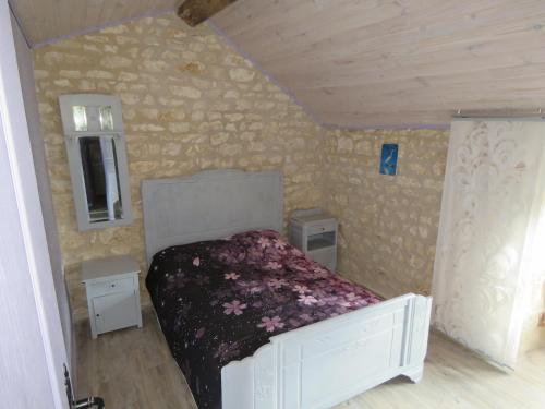 Tempat tidur dalam kamar di Lalot gîte
