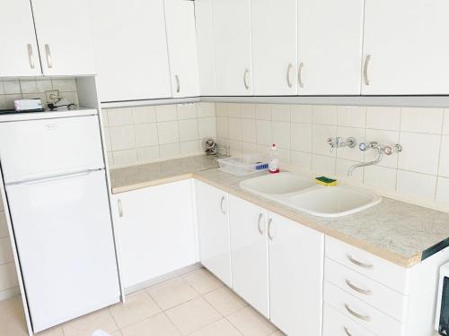 A kitchen or kitchenette at Anna's 3 Rooms Apartment Nei Epivates Beach