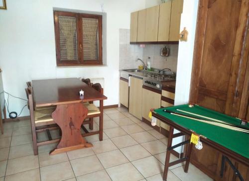 a kitchen with a ping pong table and a pool table at Via Osvaldo Moretti(complessoShalimar) in Ovindoli