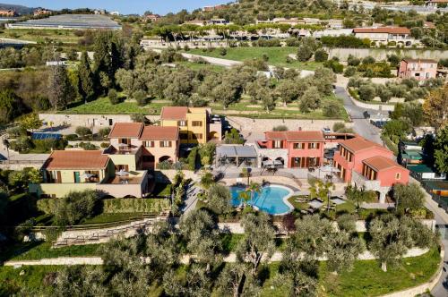 una vista aérea de una casa con piscina en Leonardo Resort en Imperia