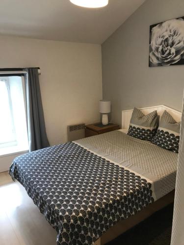 une chambre avec un lit et une fenêtre dans l'établissement Gite Regal, à Suaux