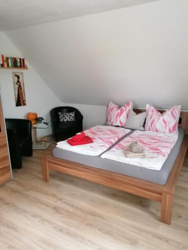una cama con almohadas rosas en una habitación en Nahe bei Störti, en Ralswiek