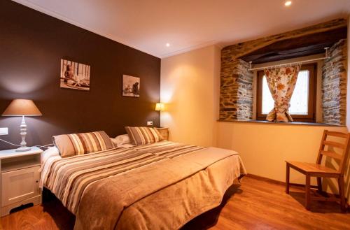 Un dormitorio con una cama grande y una ventana. en Vieiro Verde, en Vieiro