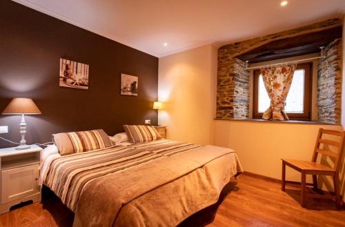 Un dormitorio con una cama grande y una ventana en Vieiro Verde, en Vieiro