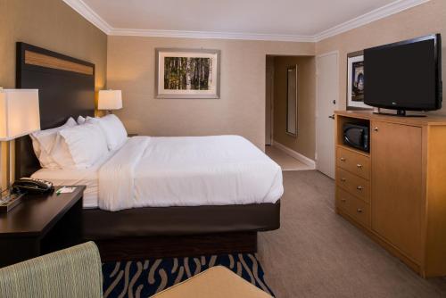 Katil atau katil-katil dalam bilik di Doubletree By Hilton Concord Downtown