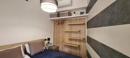 um quarto com uma cama e uma parede de madeira em La rosa dei venti-Portovenere em Portovenere