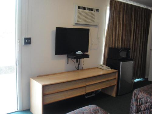 TV a/nebo společenská místnost v ubytování California Motel