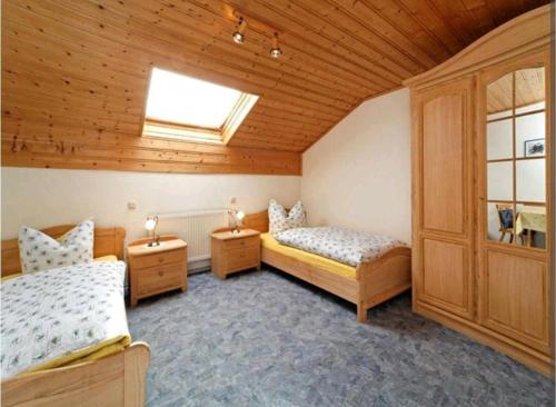 諾伊艾欣瑙的住宿－Haus Brigitte im Dreiländereck，一间卧室设有两张床和两个床头柜