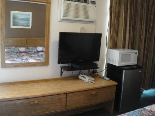 TV a/nebo společenská místnost v ubytování California Motel