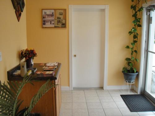 un pasillo con una puerta blanca y una habitación en California Motel, en California