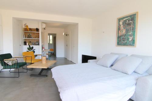 - un salon avec un lit blanc et une table dans l'établissement Sunset Loft, à Cannes