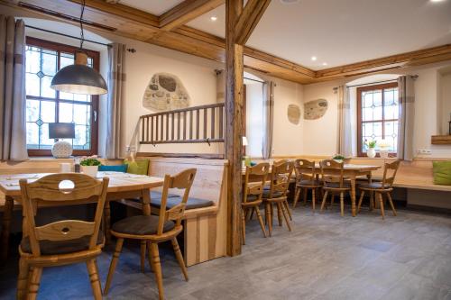 una sala da pranzo con tavolo e sedie di Gasthof Adler a Oberteuringen