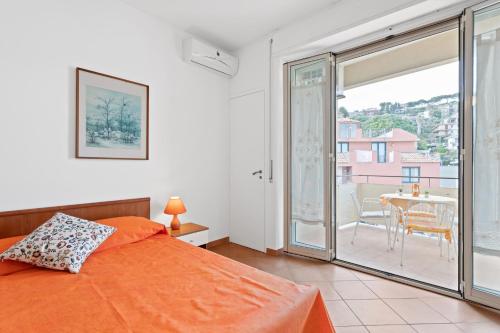 Ein Bett oder Betten in einem Zimmer der Unterkunft Aci Castello Seaview Apartment with Parking