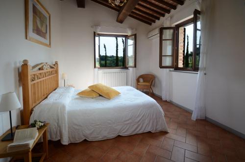 A bed or beds in a room at CASETTA SELVELLA 4&1, Emma Villas