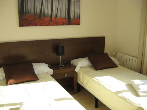 duas camas sentadas uma ao lado da outra num quarto em First Floor Non Smoking Air Conditioned 4 Person Luxury Golf Apartment em Corvera