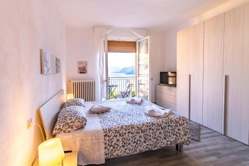 コーリコにあるB&B e Residence Abbazia di Pionaのベッドルーム1室(ベッド1台付)が備わります。バルコニーの景色を望めます。