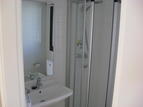 y baño con ducha y lavamanos. en First Floor Non Smoking Air Conditioned 4 Person Luxury Golf Apartment, en Corvera