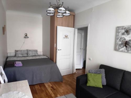 een slaapkamer met een bed en een bank bij Majaka Apartment in Tallinn
