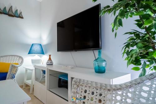 Televisyen dan/atau pusat hiburan di Vila da Praia - Apartamento Viva Local