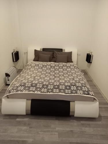 1 dormitorio con 1 cama grande y 2 altavoces en TITI House, en Bakonykoppány