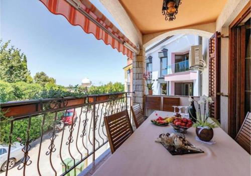 Un balcón con una mesa con fruta. en Adria Vrsar, en Vrsar
