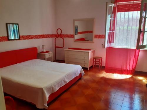 - une chambre avec un lit, une commode et un miroir dans l'établissement Valery Salento, à Nardò