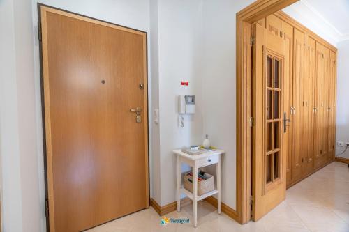 a room with a wooden door and a small table at Rotunda da Marina in Portimão