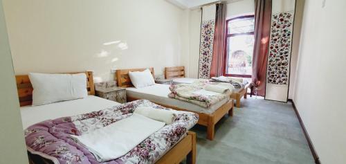 Guest House Ruslan Nurata & Tours tesisinde bir odada yatak veya yataklar
