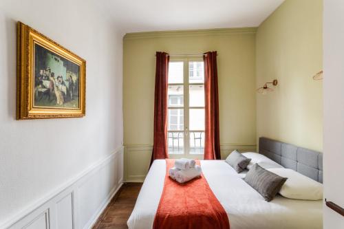 - une chambre avec un lit et une fenêtre dans l'établissement Dame de Coeur - Appartement spacieux en plein centre historique, à Rennes