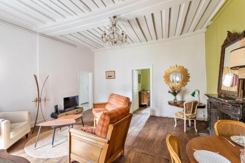 - un salon avec un canapé et une table dans l'établissement Dame de Coeur - Appartement spacieux en plein centre historique, à Rennes