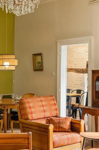 un salon avec un canapé et une table dans l'établissement Dame de Coeur - Appartement spacieux en plein centre historique, à Rennes