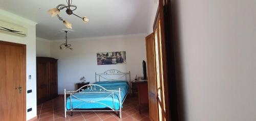 a bedroom with a bed with a blue blanket at Casa vacanze Le Fontane in Orria