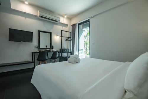 Un pat sau paturi într-o cameră la iWualai Hotel