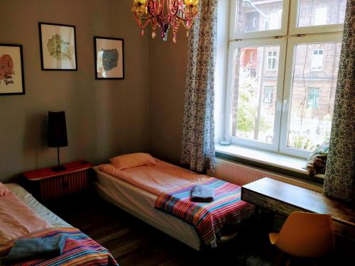 Habitación pequeña con cama y ventana en Silver Wolf Bosacka, en Cracovia