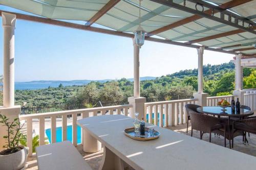 Fotografia z galérie ubytovania Secluded luxury Villa with sea view and pool v destinácii Orebić
