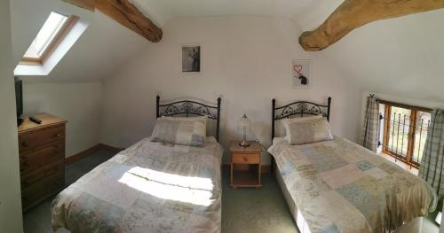 Uma cama ou camas num quarto em Lupin Cottage at Boningale Manor