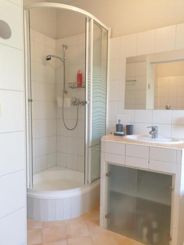 łazienka z prysznicem i umywalką w obiekcie FAMILY APARTMENT LINZ Wohnen mit Garten am Fusse des Pöstlingbergs TOP LAGE Villenviertel w Linzu