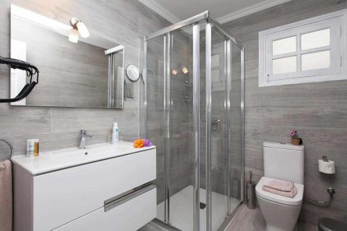 łazienka z prysznicem, toaletą i umywalką w obiekcie Apartamento Coral Bay II by Vacanzy Collection w Corralejo