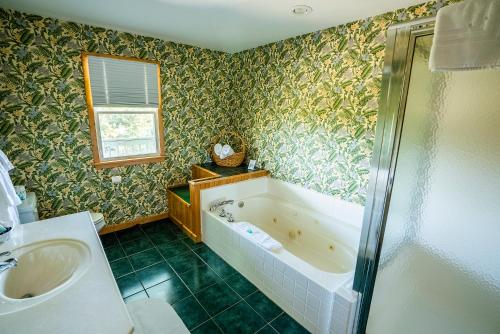Vannituba majutusasutuses The Ocracoke Harbor Inn