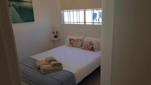 コラレホにあるApartamento Perseoのベッド1台(タオル2枚付)が備わる客室です。