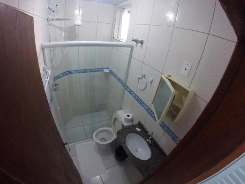Hotel Pousada Agua Marinha في غواراتوبا: حمام صغير مع مرحاض ومغسلة