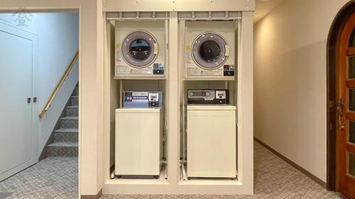 duas máquinas de lavar e secar num quarto com escadas em Hotel Kawaguchiko em Fujikawaguchiko