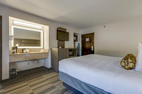 מיטה או מיטות בחדר ב-Alexis Inn and Suites Hotel